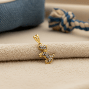 Pingente Delicado de Cachorrinho com Micro Zircônias – Banho Prata 950 e Banho Ouro 18k 🐶✨