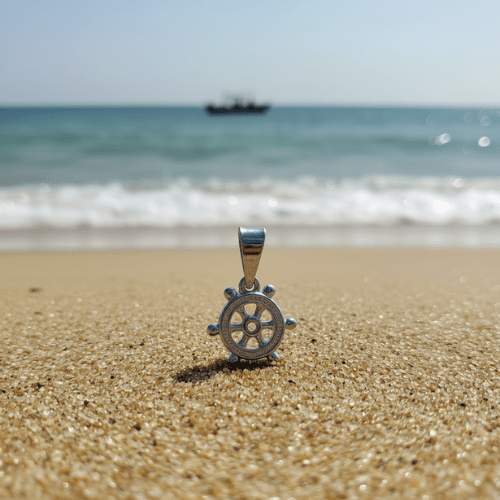 Pingente Timão Minimalista – Banho Prata 950 e Banho Ouro 18k ⚓✨ - Imagem 2