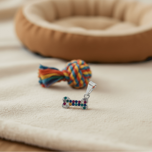 Pingente Minimalista Ossinho Com Pedrinhas Coloridas de Micro Zircônias – Banho Prata 950 e Banho Ouro 18k 🐾✨ - Imagem 2