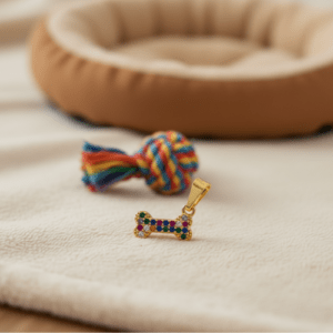 Pingente Minimalista Ossinho Com Pedrinhas Coloridas de Micro Zircônias – Banho Prata 950 e Banho Ouro 18k 🐾✨