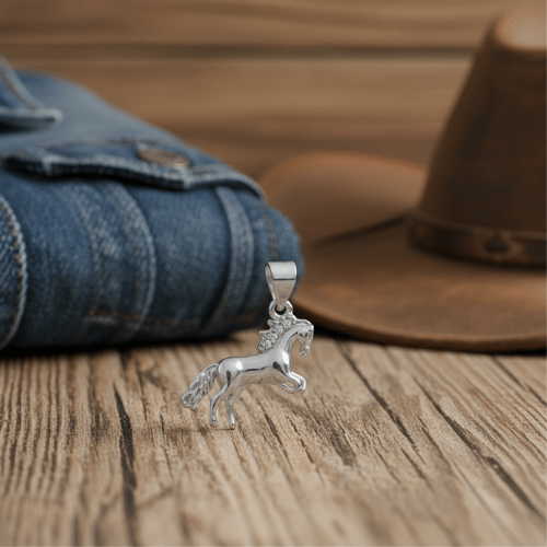 Pingente Delicado Cavalo Luxo com Micro Zircônias – Banho Prata 950 e Banho Ouro 18k 🤠✨ - Imagem 2