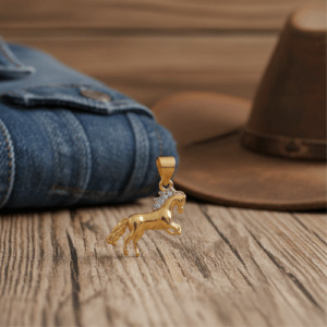 Pingente Delicado Cavalo Luxo com Micro Zircônias – Banho Prata 950 e Banho Ouro 18k 🤠✨