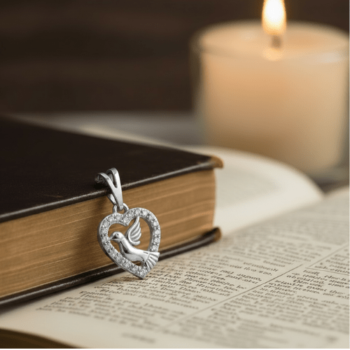 Pingente Delicado do Divino C/ Coração De Micro Zircônias – Banho Prata 950 e Banho Ouro 18k ✨🕊️ - Imagem 2